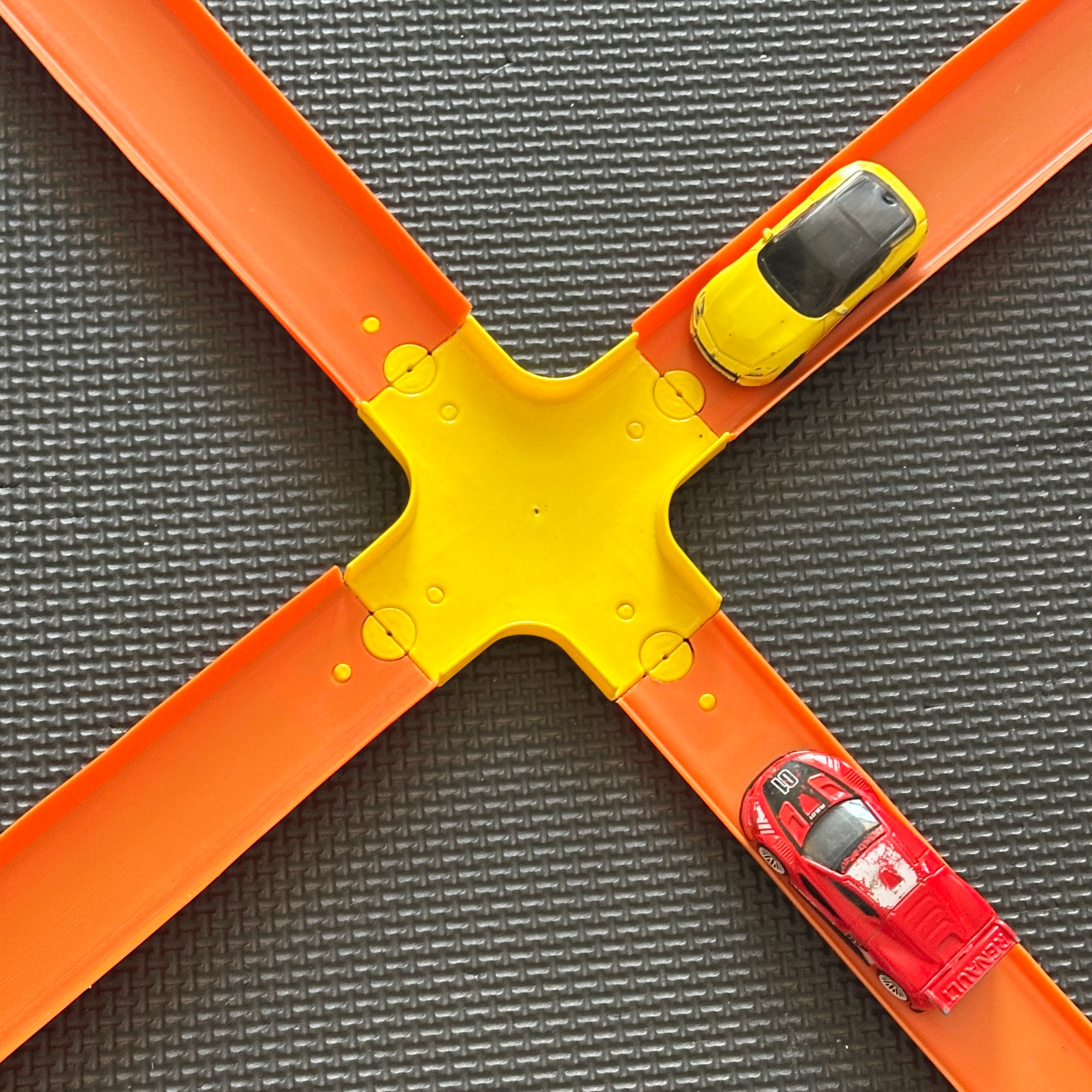 Skrzyżowanie prostopadłe do toru HOT WHEELS m2 - obrazek 2